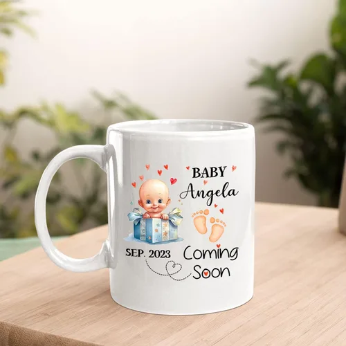 Vista 4 de Taza de café personalizada con nombre y año, taza de cerámica blanca personalizada para bebé, regalo único de taza de café con anuncio de embarazo