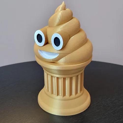 Vista 2 de Znet3D Trofeo Emoji Poop – 6 pulgadas de alto – Con un emoji de caca sólida en un pilar con ojos y boca pintados – Premio o regalo perfecto – Hecho