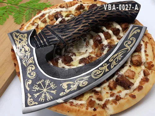 Vista 4 de SHINY CRAFTS® Hacha Cortadora de Pizza Vikinga – Hoja de Acero al Carbono con Grabado Negro y Funda – Auténtico Regalo Medieval para Él, Hacha
