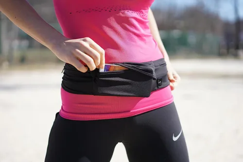 Vista 5 de Riñonera ajustable de 3 bolsillos para correr, riñonera para entrenar con respaldo resistente al sudor, soporta todos los modelos de iPhone