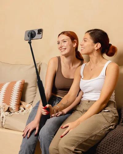 Vista 9 de KraftGeek Trípode magnético para teléfono con palo selfie automático de 66'' para iPhone MagSafe – con control remoto, trípode portátil para Negro