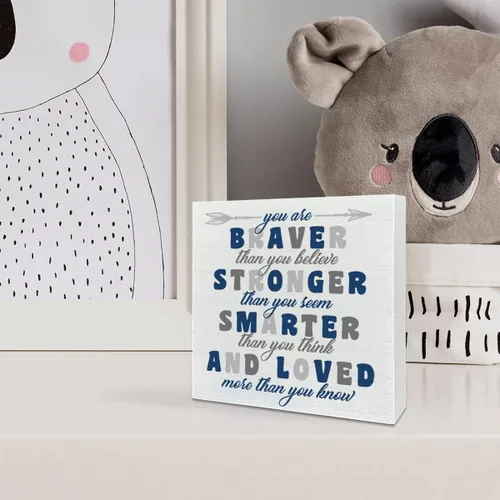 Vista 4 de Letrero de madera para habitación de niños, con texto en inglés «You Are Braver Than You Believe», decoración inspiradora de escritorio