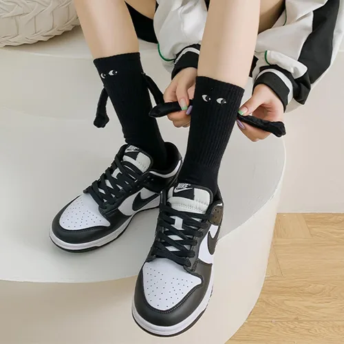 Vista 7 de Calcetines para parejas tomados de la mano, divertidos calcetines magnéticos de tubo medio para parejas, amigos, hermanas y amantes