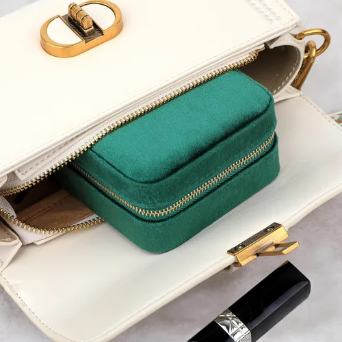 Vista 7 de HiQltyla Joyero de viaje de terciopelo de felpa, organizador de joyas de viaje, mini estuche de regalo para mujeres y niñas, caja de viaje