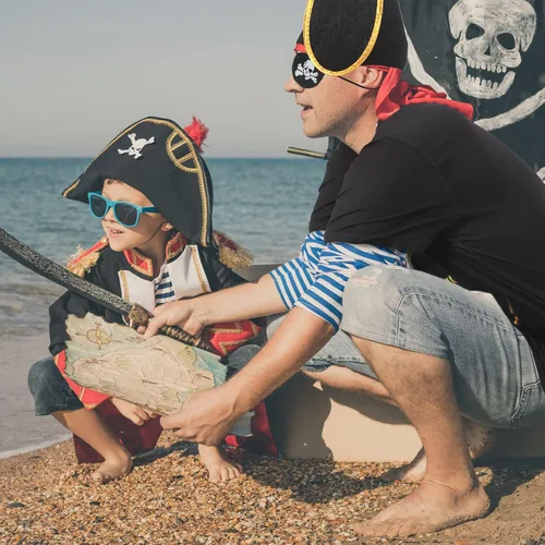 Vista 6 de Eurzom Conjunto de disfraz de pirata de 4 piezas, camisa de crucero caribeño, sombreros de pirata, bandana, parches para los ojos para Halloween