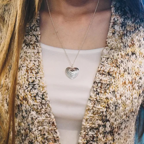 Vista 3 de Philip Jones Medallón de corazón chapado en plata, chapado en plata, No es una piedra preciosa
