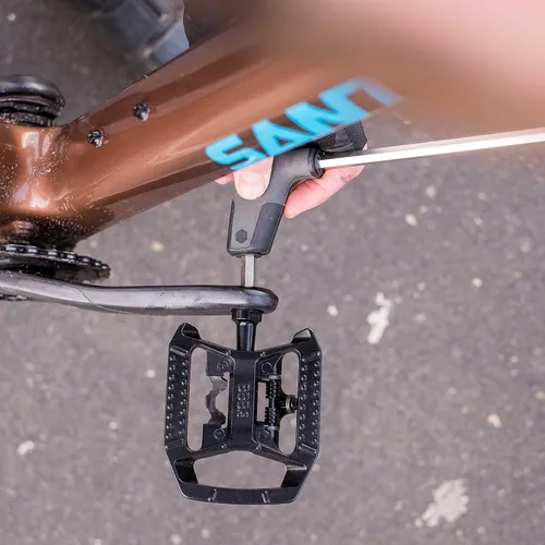 Vista 2 de BBB Pedales de doble función para bicicleta de carretera con tacos SPD y plano 9/16 "jaula de aluminio duradera tensión ajustable para MTB E-MTB