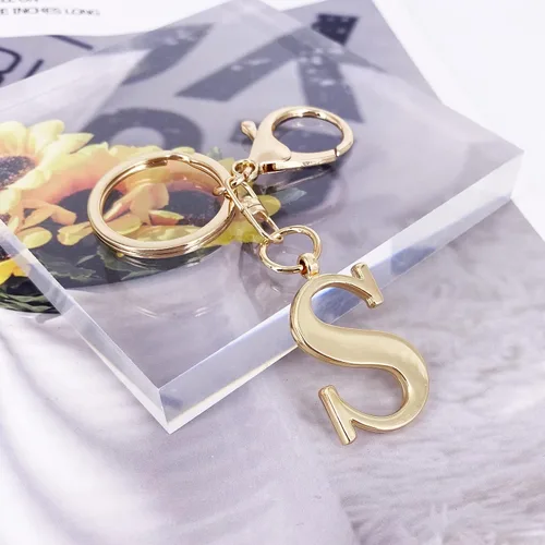 Vista 2 de LAXPICOL Llavero dorado de la letra A-Z para mujeres y niñas, dijes para monedero, dijes para bolsos de mano, alfabeto de metal con letra inicial