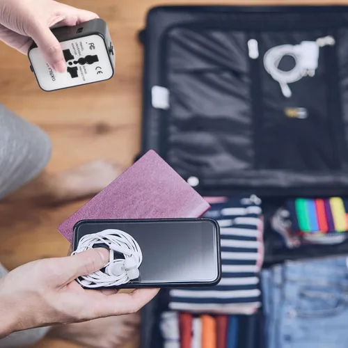 Vista 4 de Travel inspira Combo de báscula digital de equipaje y adaptador de enchufe de viaje, Combo de báscula digital de equipaje y adaptador de enchufe