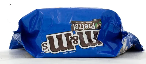 Vista 7 de M&M's Pretzel Chocolate Candy Bolsa de 30 onzas