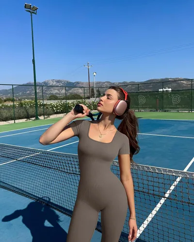 Vista 6 de OQQ Monos deportivos de yoga para mujer, de manga corta, acanalados, cuello cuadrado, para entrenamiento