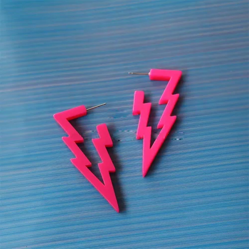 Vista 4 de Aretes colgantes de acrílico con forma de rayo para mujeres y niñas, ligeros, minimalistas, fucsia, rosa profundo, colgantes de gancho, aretes retro