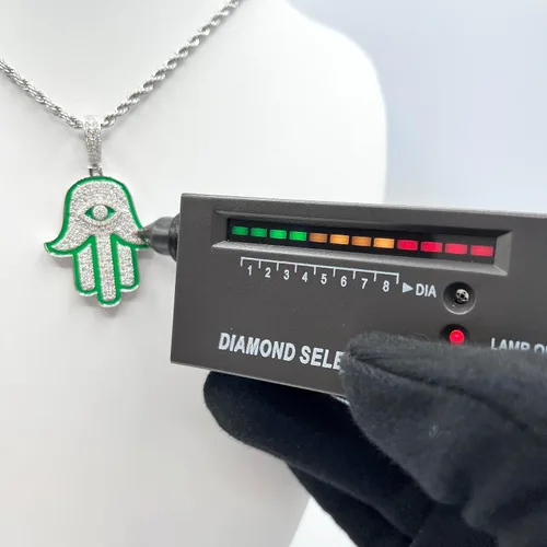 Vista 4 de VVS1 - Colgante de moissanita Hamsa mano mal de ojo de buena suerte para hombres y mujeres, chapado en oro de 18 quilates, plata de ley 925 maciza