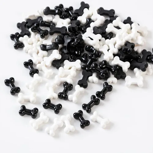 Vista 2 de 100 piezas de mini huesos de esqueleto de Halloween de resina negro y blanco mini huesos falsos de Halloween, decoración de mesa para manualidades