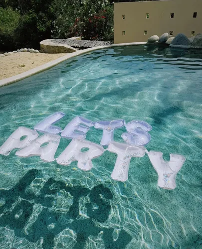 Vista 5 de NPW Letras inflables de flotador de piscina "Let's Party" – Grandes decoraciones flotantes para fiestas en la piscina y celebraciones de verano