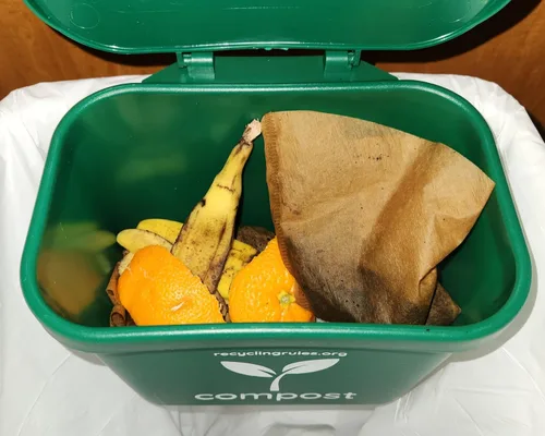 Vista 4 de Pequeño contenedor de compost verde para colgar en el contenedor de basura de cocina