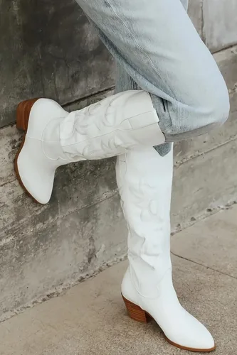 Vista 5 de STALOV Botas vaqueras bordadas para mujer, botas vaqueras de moda con punta occidental de tacón grueso, botas vaqueras altas hasta la rodilla
