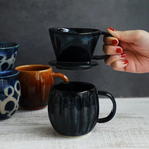 Vista 4 de Asayu Japan Juego de cafetera de cerámica para verter café en azul marino oscuro, soporte de filtro de papel de preparación lenta y gotero con 3