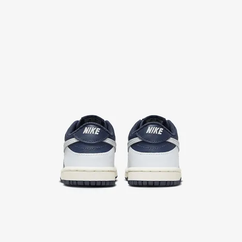 Vista 769 de Nike Kid's Dunk Low Sneaker