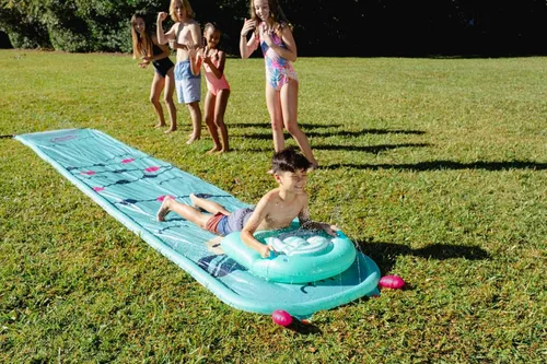 Vista 3 de BigMouth Desliza y desliza con rociadores integrados, diversión acuática de verano de 18 pies de largo, tobogán acuático incluye trineo a juego