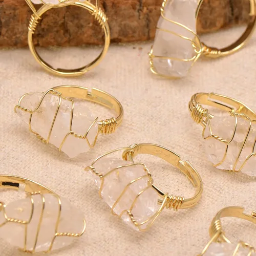Vista 5 de Anillo envuelto en alambre de piedra áspera de cristal de cuarzo blanco natural, tono de oro amarillo
