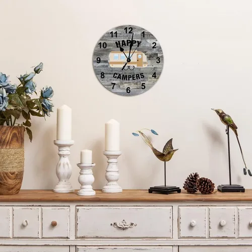 Vista 3 de Reloj redondo de madera de estilo chic con temática de campamento Happy Campers con números arábigos, funciona con pilas, silencioso, sin tictac