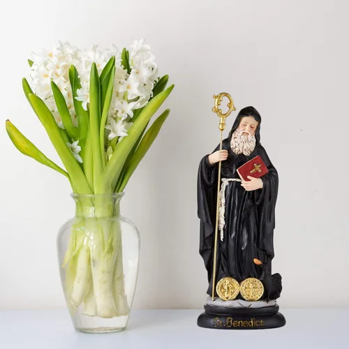 Vista 4 de Christian Brands Estatua de San Benito para decoración del hogar, decoración de estantes y mantos, figura de San Benito con Biblia y Crozier, regalo