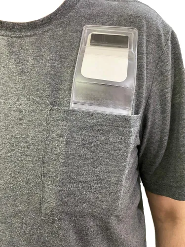 Vista 6 de Paquete de 5, soporte magnético para insignia, se adapta sobre el cinturón o el bolsillo de la camisa. Se adapta a tarjetas verticales de 2 1/2 x 3