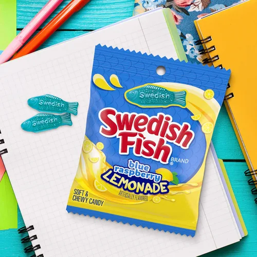 Vista 9 de SWEDISH FISH Caramelos suaves y masticables de limonada de frambuesa azul, caramelos a granel, bolsas de 12-3.59 onzas
