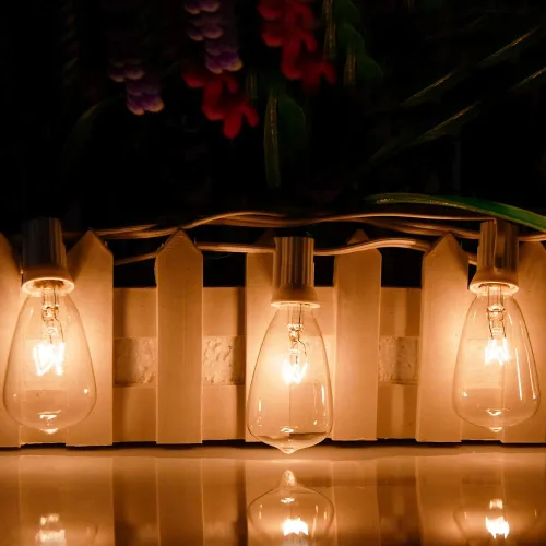 Vista 4 de Tira de luces Edison ST35 de 25 pies para patio al aire libre con 27 bombillas transparentes, 5 vatios/120 voltaje/base E12, cable blanco