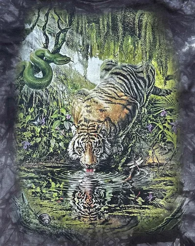 Vista 2 de The Mountain Camiseta Enchanted Tiger para hombre