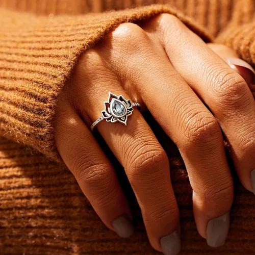 Vista 2 de STORYJEWELLERY Anillo de promesa de loto para mujer, anillo de flor de loto plateado, anillo delicado para niñas, regalos de joyería para mujeres