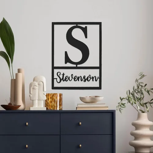 Vista 2 de Letrero de monograma de escritura flotante – Decoración de pared de nombre familiar de metal personalizado Letrero de apellido personalizado