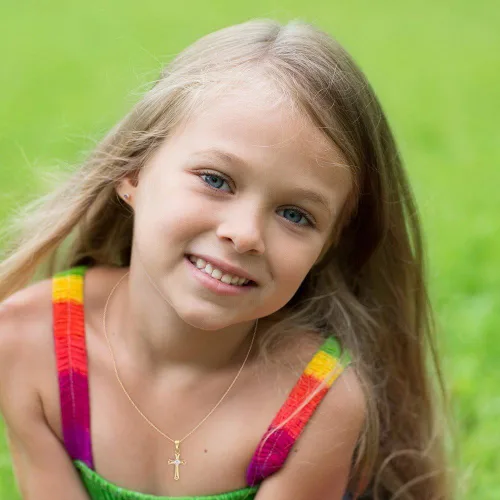 Vista 3 de Collar con colgante de cruz pequeña de circonita cúbica chapada en oro para niñas de 16.0in Excelente regalo para niños en bautismo, bautizo