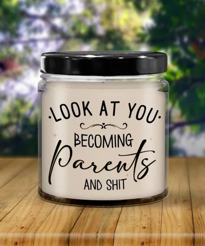 Vista 3 de Vela con texto en inglés «Look at You Becoming Parents» Ideas para baby shower para mamá y papá por primera vez que esperan madre y padre, recuerdo