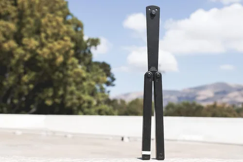 Vista 5 de Squid Industries Squiddy-B - Entrenador de plástico Balisong, mango de plástico duradero con excepcional distribución de peso, fácil de llevar
