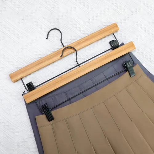Vista 4 de TOPIA HANGER Perchas para pantalones, paquete de 10 perchas de bambú con clips negros y gancho giratorio, perchas duraderas de madera natural