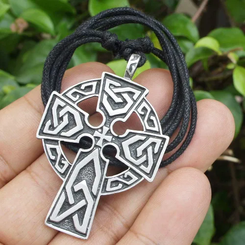 Vista 2 de OhDeal4U - Collar con colgante de cruz de triquetra celta de peltre