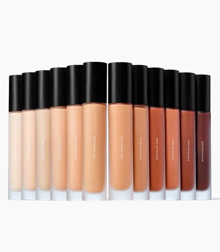 Vista 8 de MAKE Beauty Diffusion Dew Skin Tint. Acabado radiante de cobertura transparente a media. Difumina, suaviza e ilumina para una tez luminosa. 01 Feria