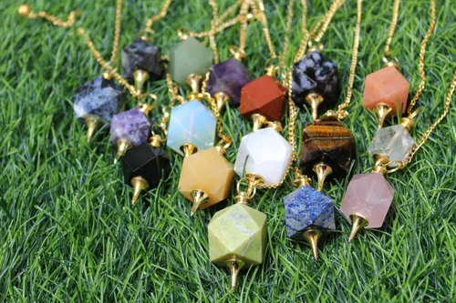 Vista 8 de Jet - Péndulo de cadena de oro hexagonal surtido, único, auténtico, péndulo curativo de chakras, piedra natural, equilibrio de chakras, radiestesia