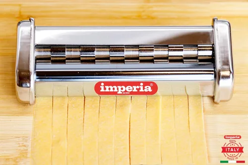Vista 2 de Imperia Accesorio cortador de pasta de lasaña (0.472 in) 100% fabricado en Italia, construcción de acero inoxidable resistente, accesorio