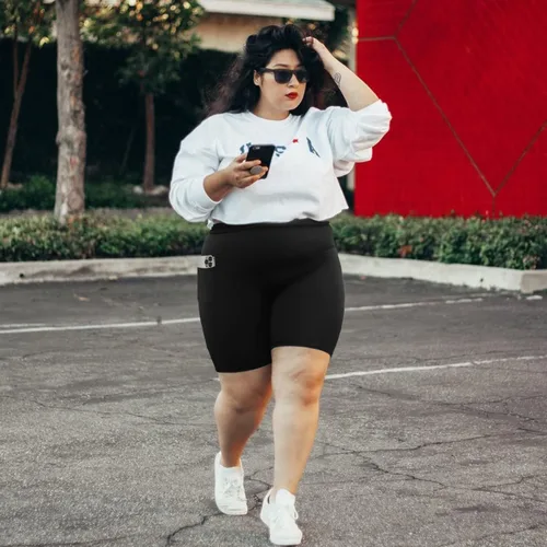 Vista 23 de MOREFEEL Pantalones cortos de ciclismo de talla grande de 8 pulgadas con bolsillos para mujer, cintura alta, control de abdomen, pantalones cortos