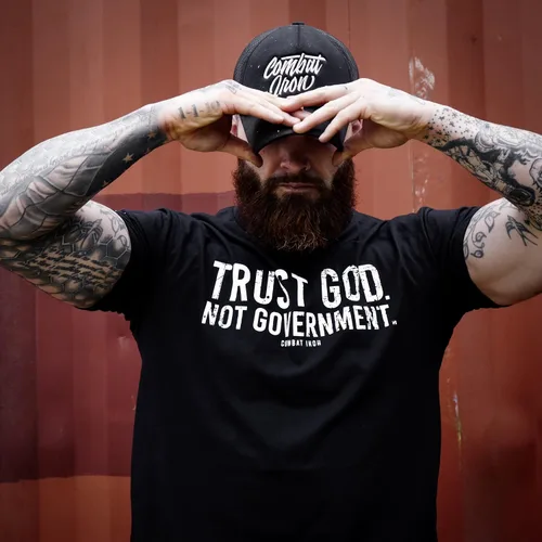 Vista 4 de Trust God, Not Government - Men's Graphic Short Sleeve T-Shirt