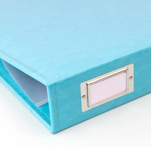 Vista 4 de We R Memory Keepers Álbum de fotos de 12x12 Aqua, Protege recuerdos y fotos, Piel sintética suave y libre de ácidos, Etiqueta decorativa elegante