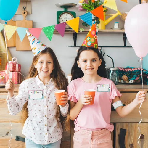 Vista 3 de ¿Cuál es tu nombre de los años 50 Juego, 1 señal de doble cara y 30 tarjetas adhesivas, Juegos de fiesta de cumpleaños retro para niños y adultos