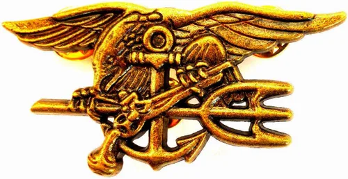 Vista 2 de Insignia de Trident de tamaño reglamentario - BUD - Acabado antiguo tamaño 2 3/4" pulgadas