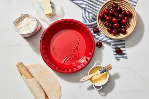 Vista 2 de Le Creuset Eiffel Tower Collection - Plato de cerámica para tartas, 9 pulgadas, color cereza