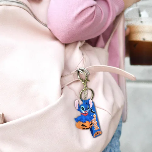 Vista 3 de Llavero de anime Kawaii para niños, niñas, niños y mujeres, lindos llaveros de dibujos animados, llavero de llavero, mochila y dijes para automóvil