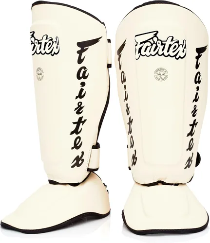 Vista 6 de Fairtex Espinilleras SP7 Muay Thai para hombres, mujeres y niños Espinilleras fabricadas con cuero Syntek y son de primera calidad, ligeras