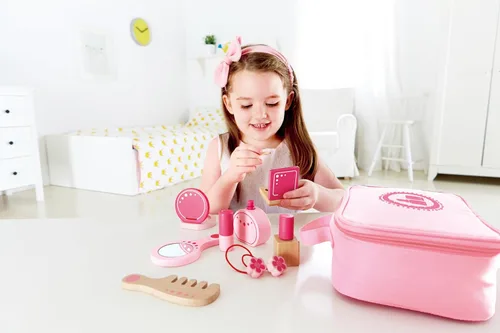 Vista 3 de Kit Beauty Belongings de cosméticos de juguete fabricados en madera, de Hape